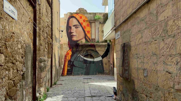 SOLA NON SEI opera di Mirko Loste - UÉ - Eventi Urbani Gela - street art - foto di Michele Giacalone per Sicilia Buona